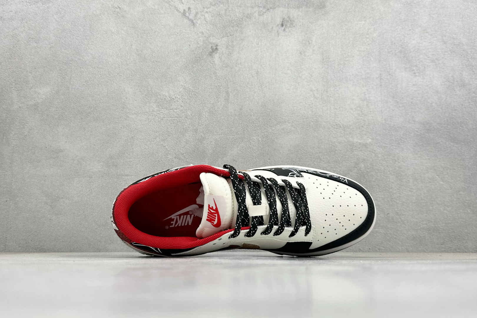Nike SB Dunk Low 马年激光刺绣经典黑白+华丽红金双勾 XD6188-052 Nike SB Dunk Low 马年激光刺绣经典黑白+华丽红金双勾 XD6188-052