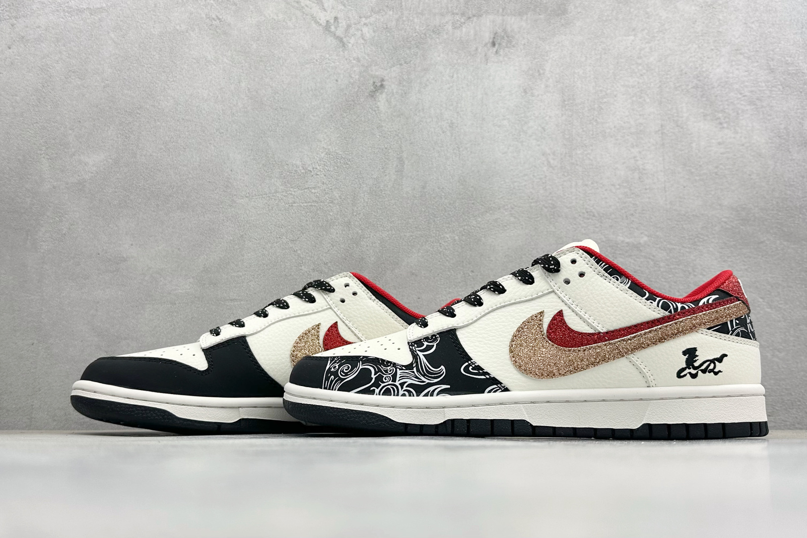 Nike SB Dunk Low 马年激光刺绣经典黑白+华丽红金双勾 XD6188-052 Nike SB Dunk Low 马年激光刺绣经典黑白+华丽红金双勾 XD6188-052