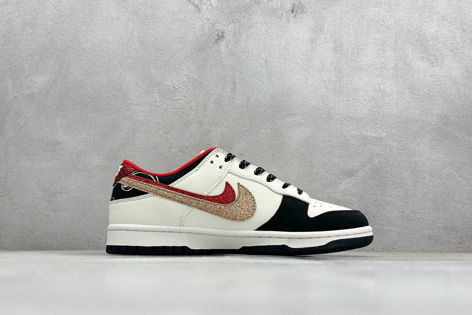 Nike SB Dunk Low 马年激光刺绣经典黑白+华丽红金双勾 XD6188-052 Nike SB Dunk Low 马年激光刺绣经典黑白+华丽红金双勾 XD6188-052