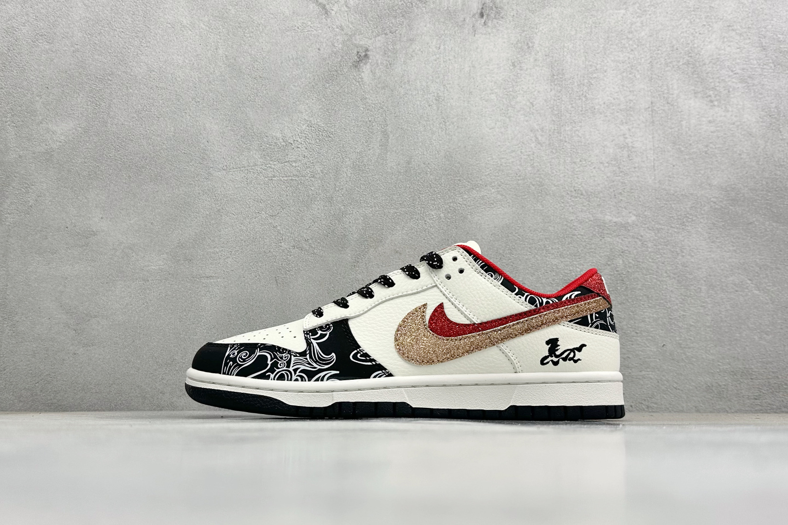 Nike SB Dunk Low 马年激光刺绣经典黑白+华丽红金双勾 XD6188-052 Nike SB Dunk Low 马年激光刺绣经典黑白+华丽红金双勾 XD6188-052