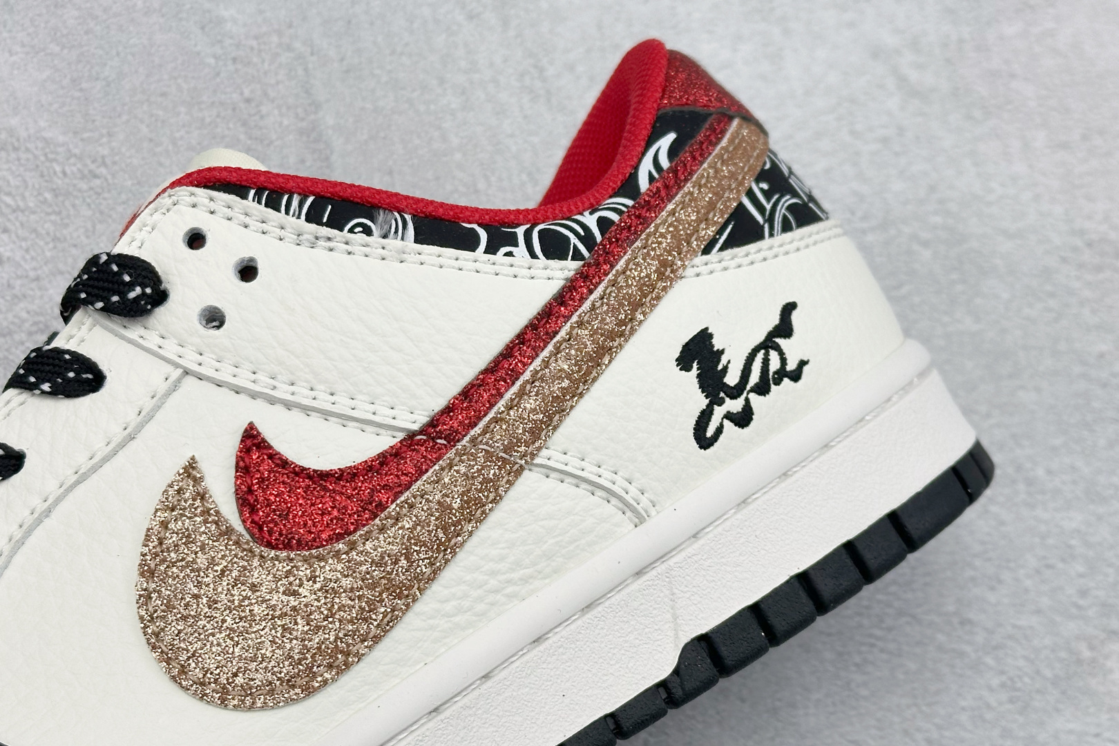 Nike SB Dunk Low 马年激光刺绣经典黑白+华丽红金双勾 XD6188-052 Nike SB Dunk Low 马年激光刺绣经典黑白+华丽红金双勾 XD6188-052