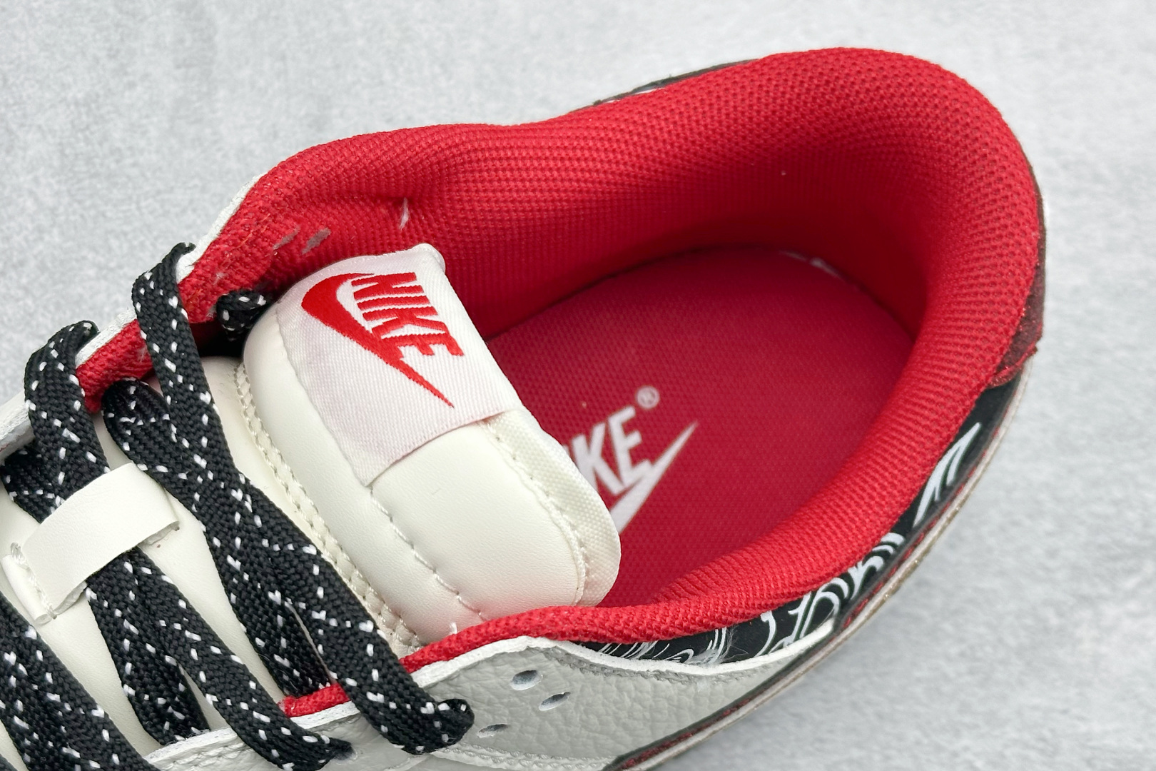 Nike SB Dunk Low 马年激光刺绣经典黑白+华丽红金双勾 XD6188-052 Nike SB Dunk Low 马年激光刺绣经典黑白+华丽红金双勾 XD6188-052