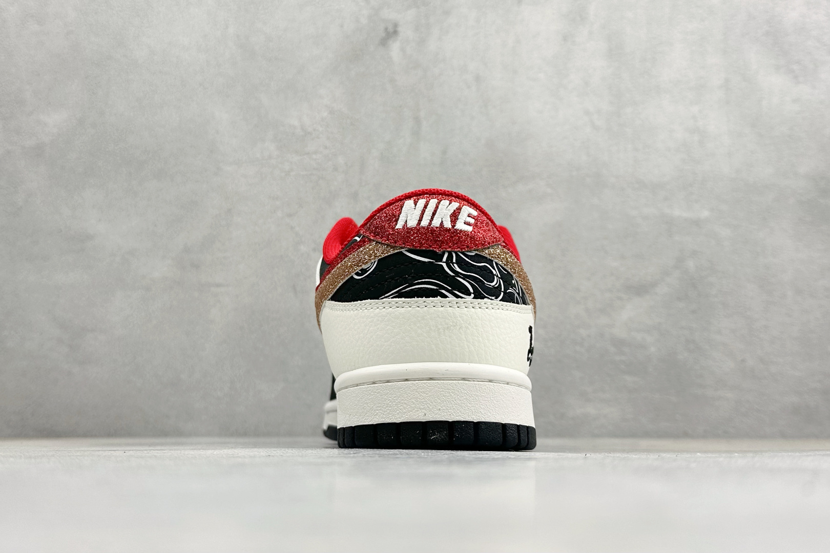 Nike SB Dunk Low 马年激光刺绣经典黑白+华丽红金双勾 XD6188-052 Nike SB Dunk Low 马年激光刺绣经典黑白+华丽红金双勾 XD6188-052