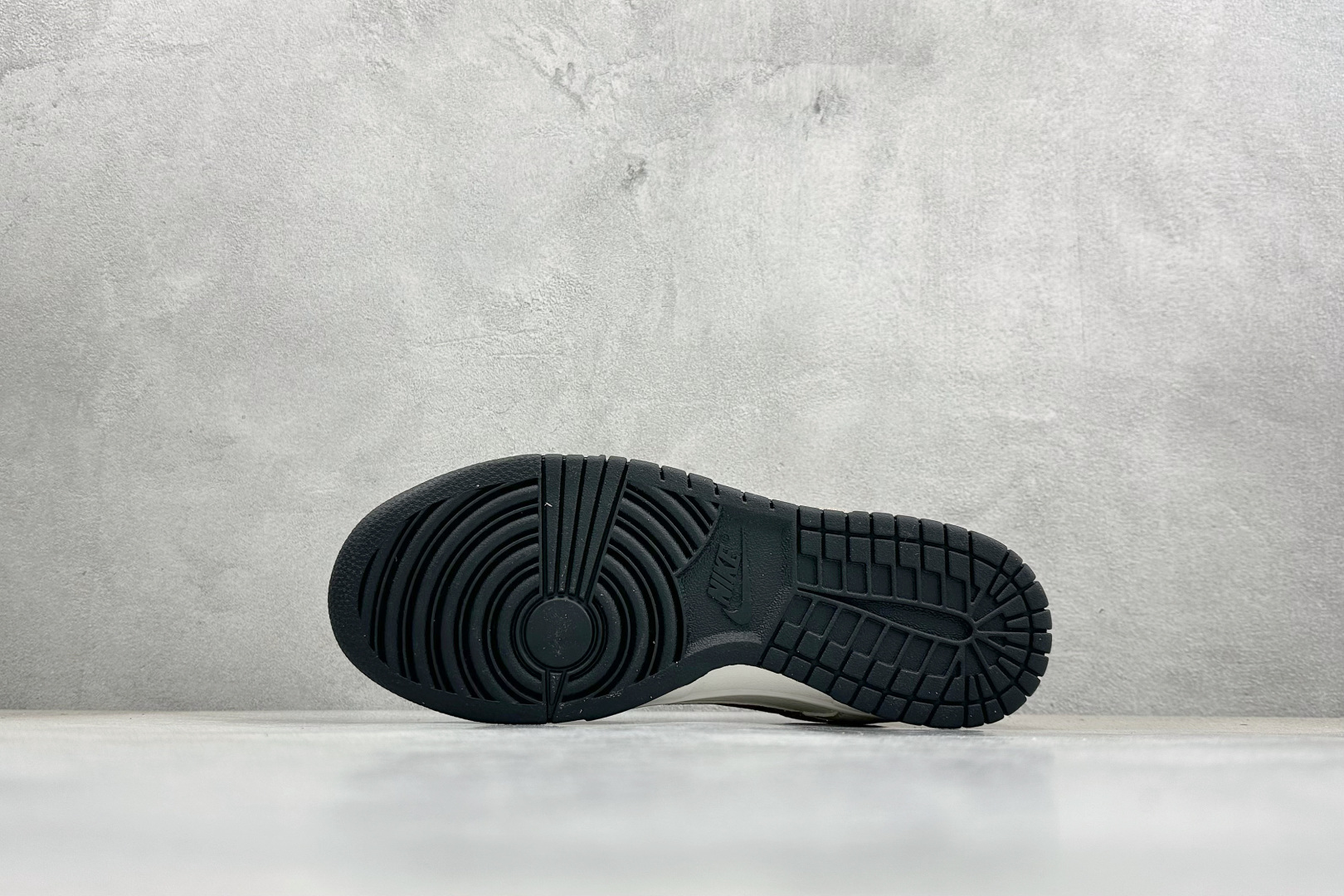 Nike SB Dunk Low 马年激光刺绣经典黑白+华丽红金双勾 XD6188-052 Nike SB Dunk Low 马年激光刺绣经典黑白+华丽红金双勾 XD6188-052