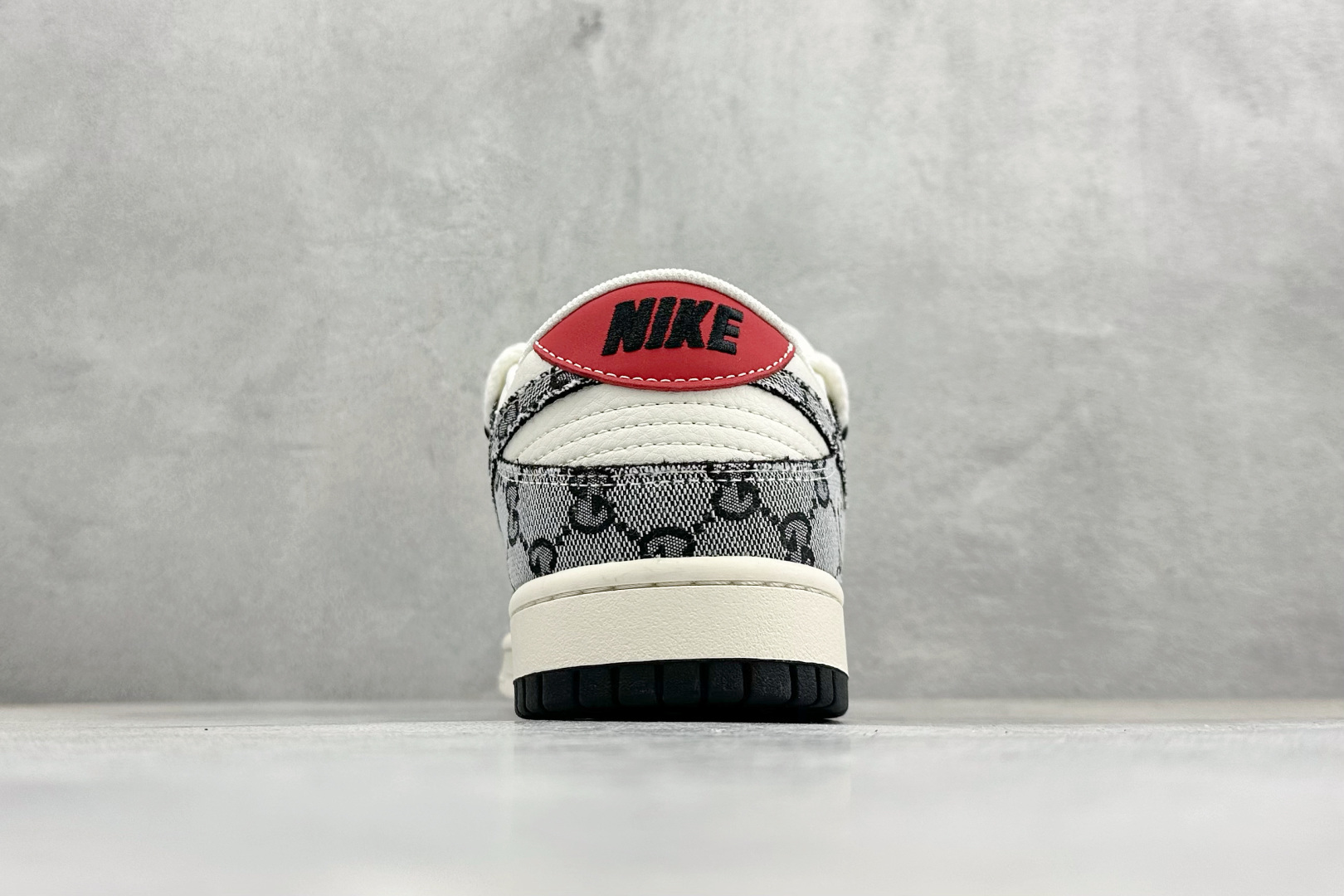 Nike SB Dunk Low “Supreme联名——绑带花纹米黑” 高端定制 低帮休闲板鞋 YX5066-215 Nike SB Dunk Low “Supreme联名——绑带花纹米黑” 高端定制 低帮休闲板鞋 YX5066-215