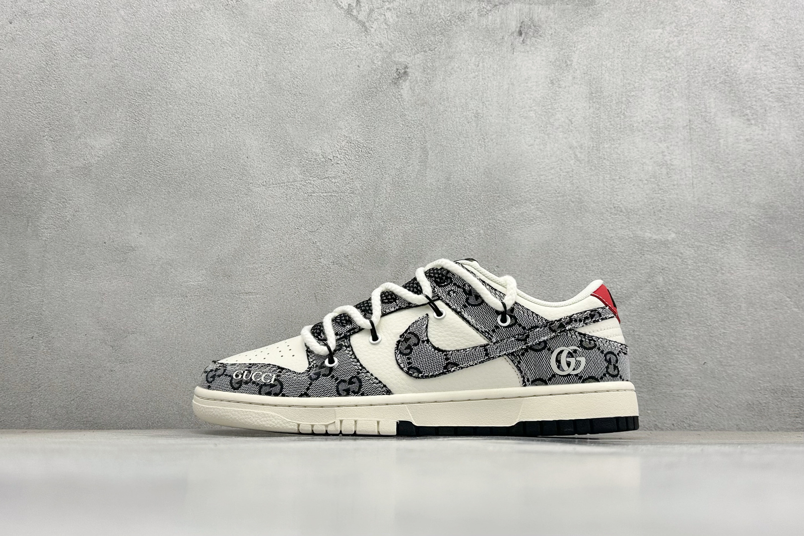 Nike SB Dunk Low “Supreme联名——绑带花纹米黑” 高端定制 低帮休闲板鞋 YX5066-215 Nike SB Dunk Low “Supreme联名——绑带花纹米黑” 高端定制 低帮休闲板鞋 YX5066-215