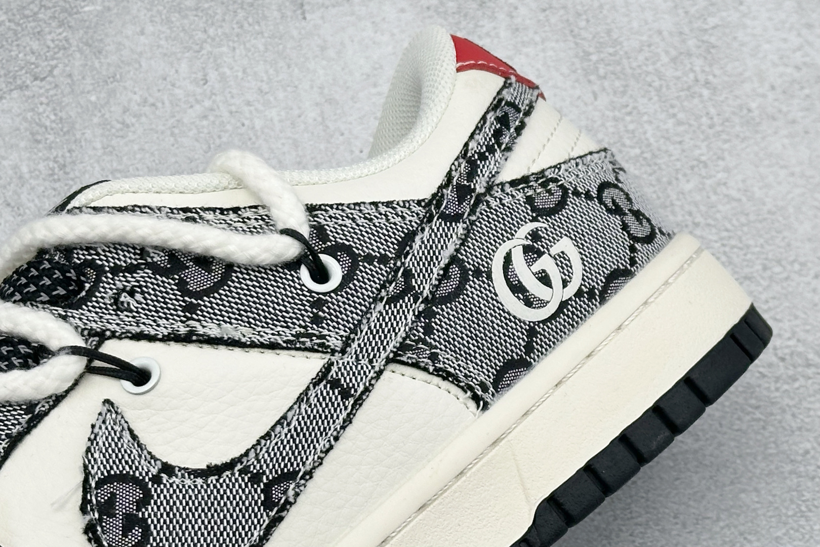 Nike SB Dunk Low “Supreme联名——绑带花纹米黑” 高端定制 低帮休闲板鞋 YX5066-215 Nike SB Dunk Low “Supreme联名——绑带花纹米黑” 高端定制 低帮休闲板鞋 YX5066-215