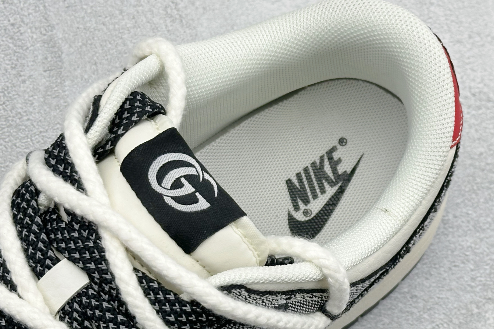 Nike SB Dunk Low “Supreme联名——绑带花纹米黑” 高端定制 低帮休闲板鞋 YX5066-215 Nike SB Dunk Low “Supreme联名——绑带花纹米黑” 高端定制 低帮休闲板鞋 YX5066-215