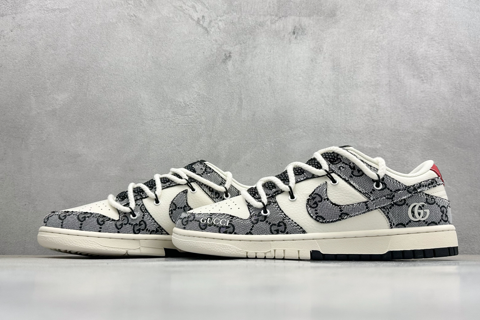 Nike SB Dunk Low “Supreme联名——绑带花纹米黑” 高端定制 低帮休闲板鞋 YX5066-215 Nike SB Dunk Low “Supreme联名——绑带花纹米黑” 高端定制 低帮休闲板鞋 YX5066-215
