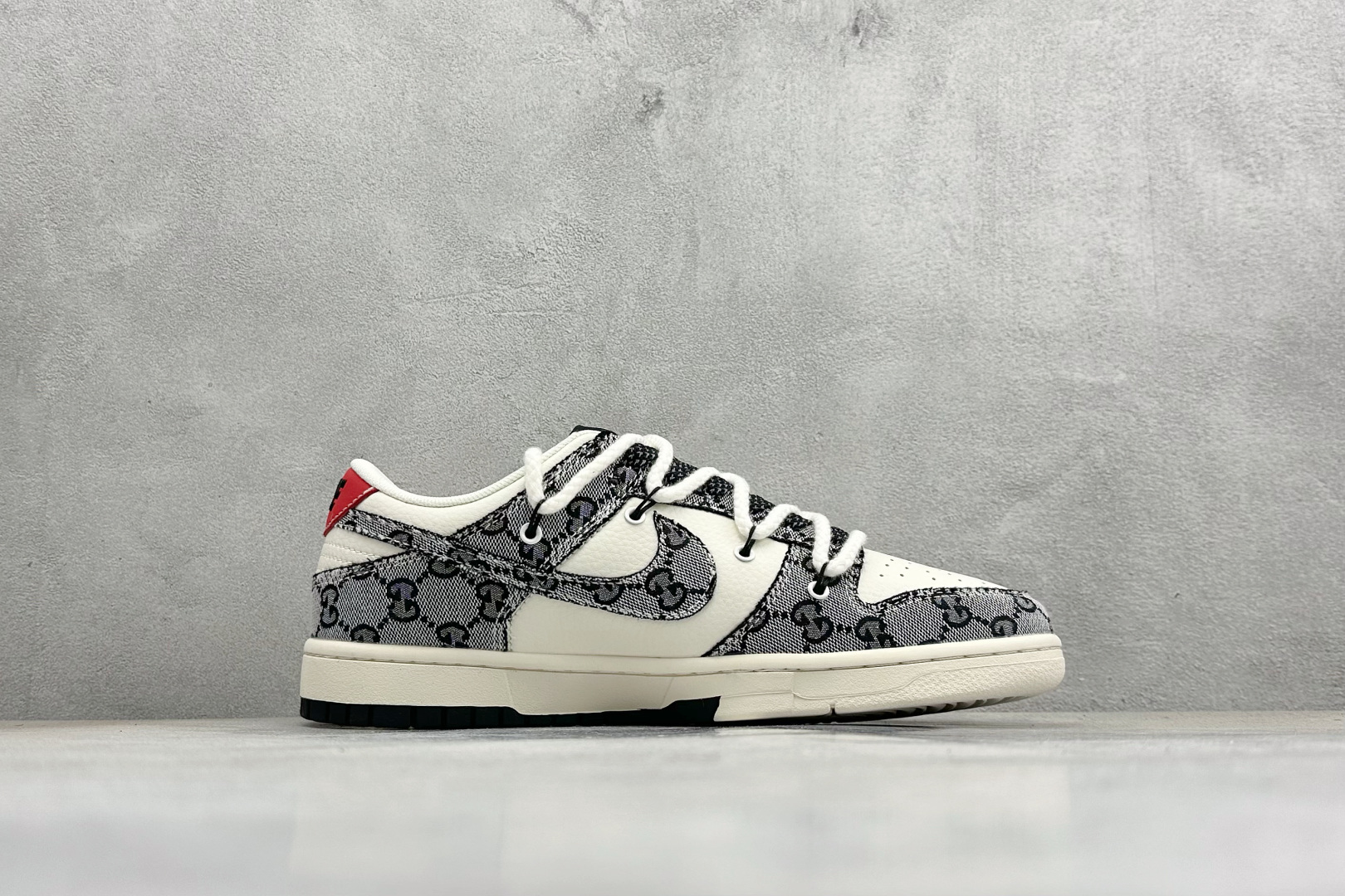 Nike SB Dunk Low “Supreme联名——绑带花纹米黑” 高端定制 低帮休闲板鞋 YX5066-215 Nike SB Dunk Low “Supreme联名——绑带花纹米黑” 高端定制 低帮休闲板鞋 YX5066-215