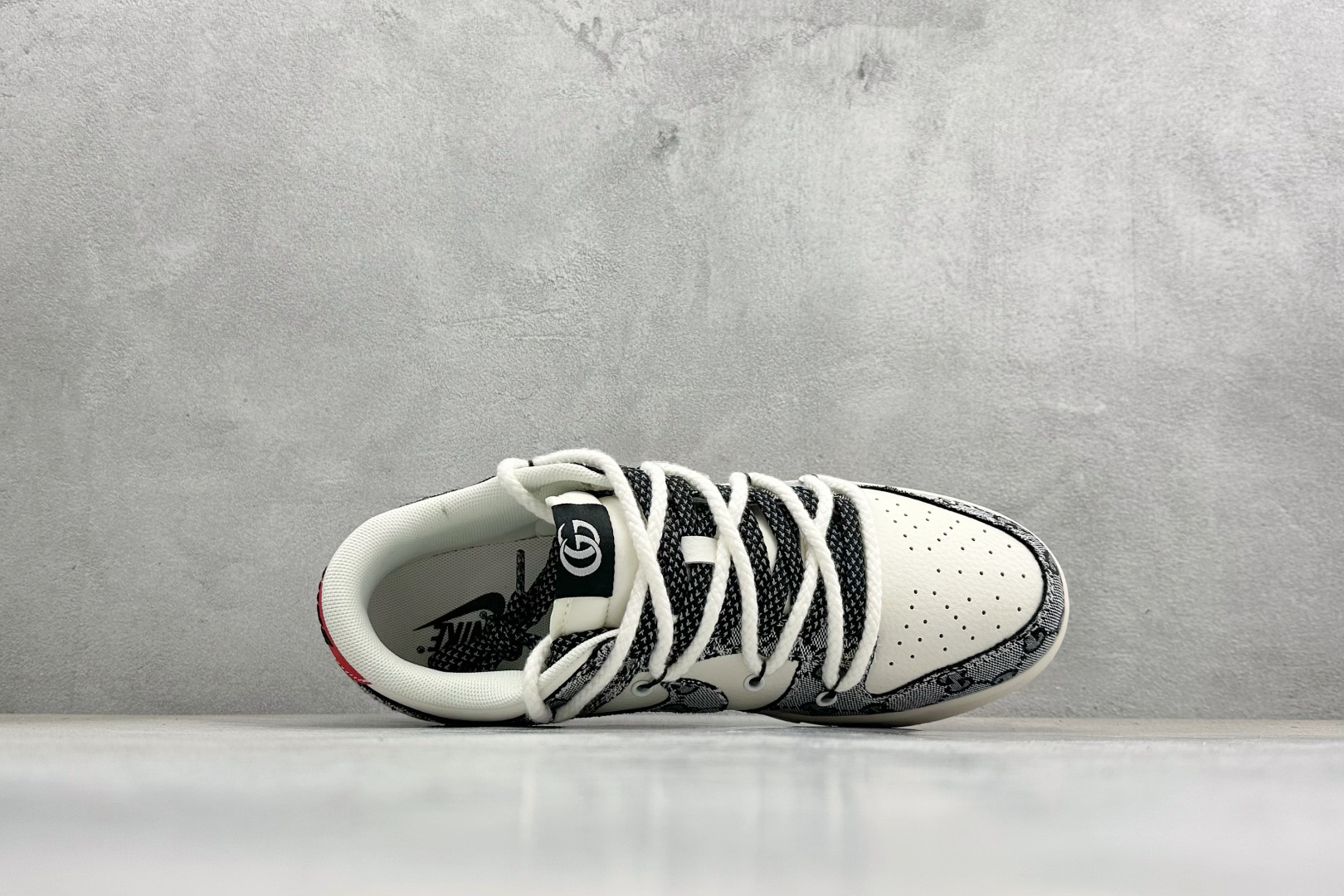 Nike SB Dunk Low “Supreme联名——绑带花纹米黑” 高端定制 低帮休闲板鞋 YX5066-215 Nike SB Dunk Low “Supreme联名——绑带花纹米黑” 高端定制 低帮休闲板鞋 YX5066-215
