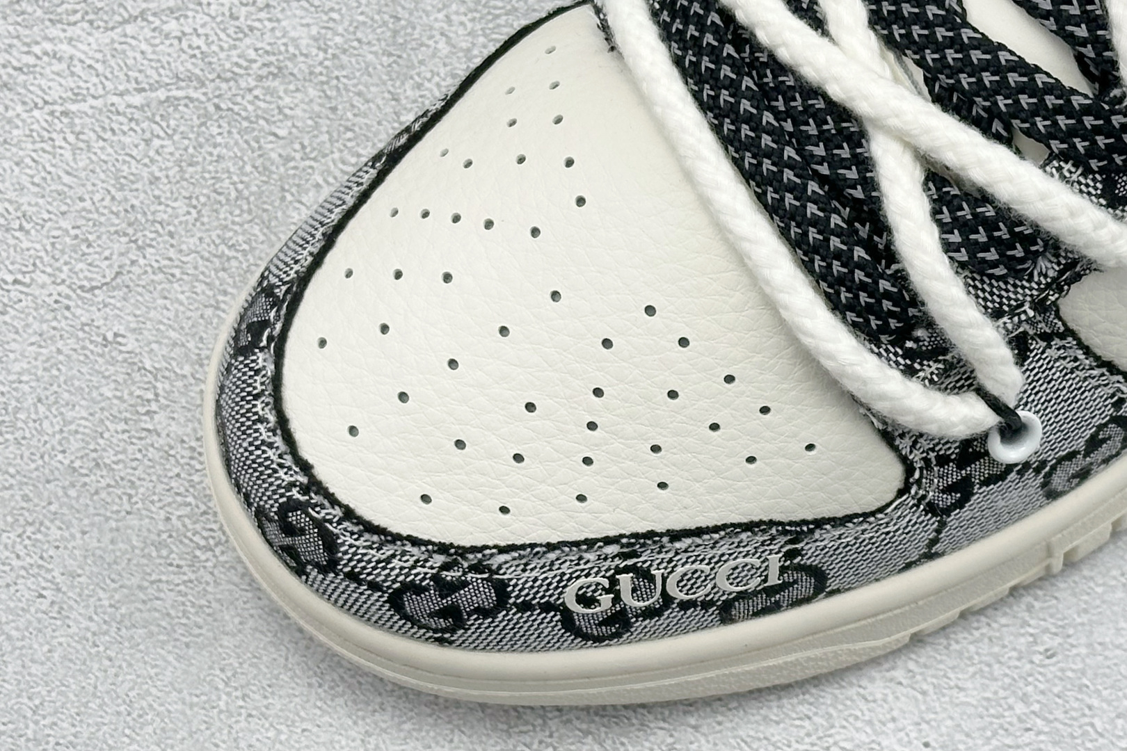 Nike SB Dunk Low “Supreme联名——绑带花纹米黑” 高端定制 低帮休闲板鞋 YX5066-215 Nike SB Dunk Low “Supreme联名——绑带花纹米黑” 高端定制 低帮休闲板鞋 YX5066-215