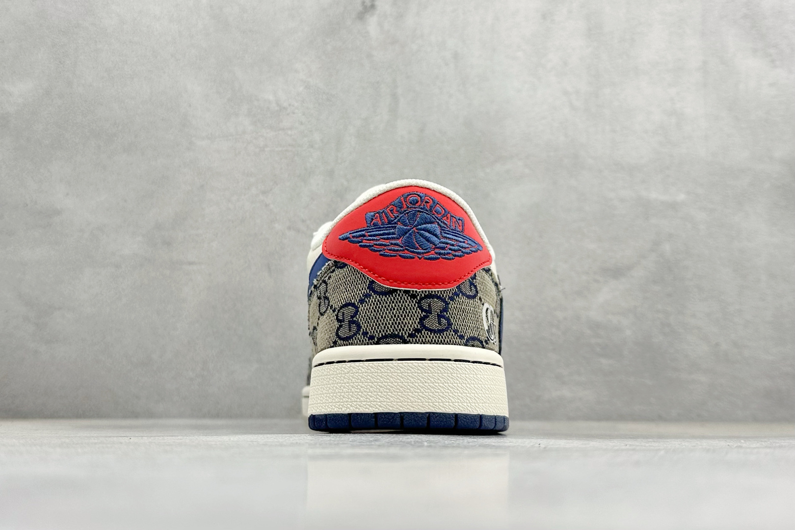 马年炸裂来袭!Air Jordan 1 经典AJ1低帮鞋型碰撞Gucci老花拼接 FF2026-118 马年炸裂来袭!Air Jordan 1 经典AJ1低帮鞋型碰撞Gucci老花拼接 FF2026-118