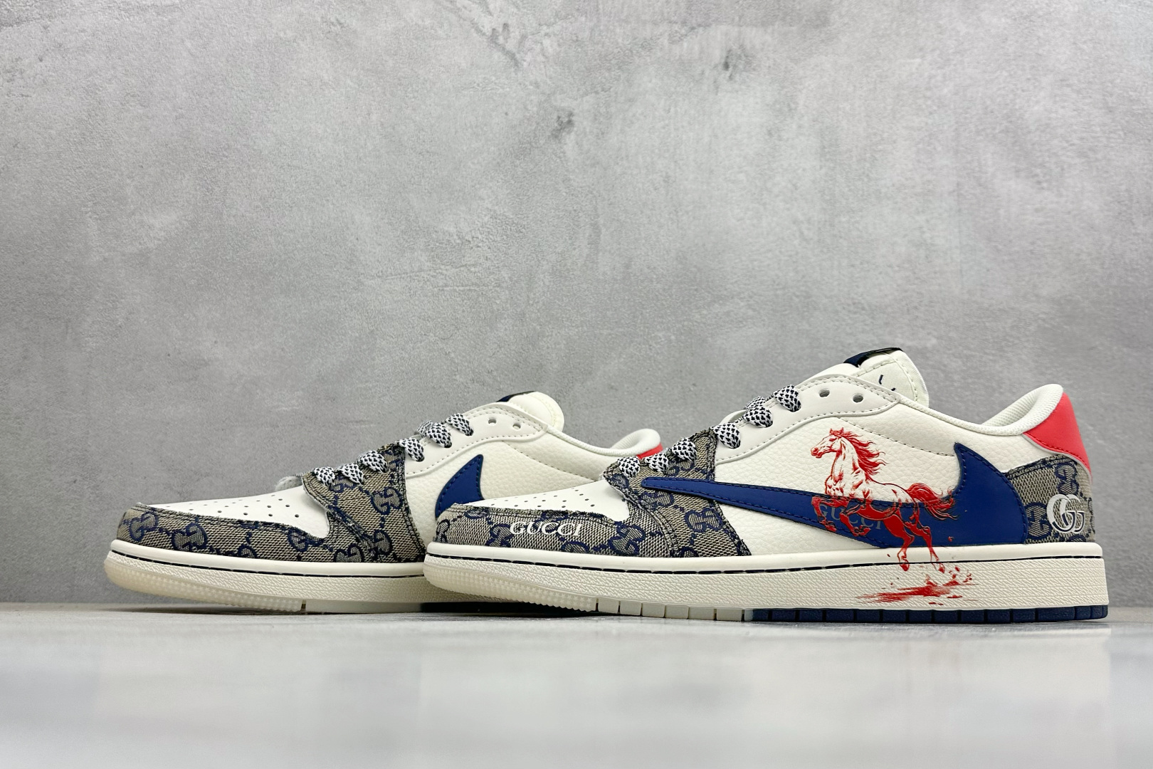 马年炸裂来袭!Air Jordan 1 经典AJ1低帮鞋型碰撞Gucci老花拼接 FF2026-118 马年炸裂来袭!Air Jordan 1 经典AJ1低帮鞋型碰撞Gucci老花拼接 FF2026-118