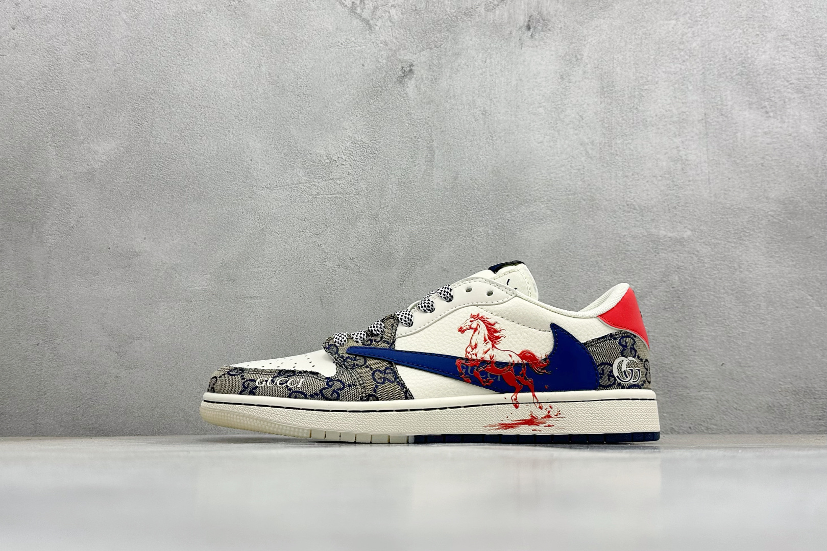马年炸裂来袭!Air Jordan 1 经典AJ1低帮鞋型碰撞Gucci老花拼接 FF2026-118 马年炸裂来袭!Air Jordan 1 经典AJ1低帮鞋型碰撞Gucci老花拼接 FF2026-118
