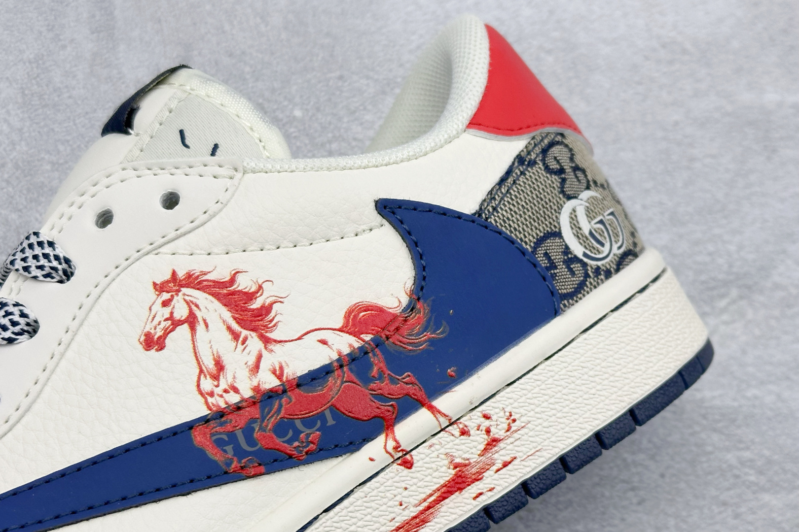 马年炸裂来袭!Air Jordan 1 经典AJ1低帮鞋型碰撞Gucci老花拼接 FF2026-118 马年炸裂来袭!Air Jordan 1 经典AJ1低帮鞋型碰撞Gucci老花拼接 FF2026-118
