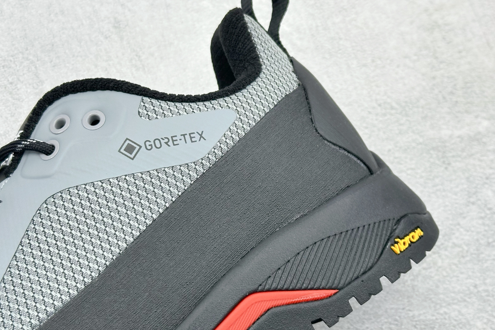 北面M VERTO ALPINE MID GORE-TEX 低帮户外防水机能鞋 NFOA83NBMN8-384
