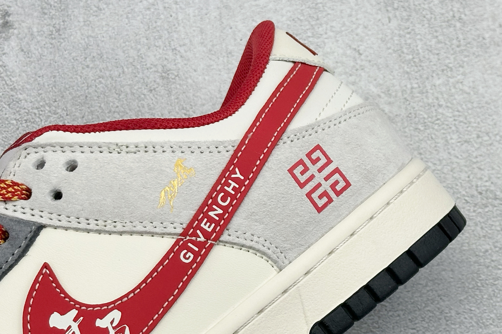 马年限定SB Dunk Low直接美到开挂灰白红撞色搭配细腻麂皮材质 JP2026-112-High Quatity Cheap Brand wholesale wholesaler seller Clothes Bags handbags Sneakers Top Fashion Clothing Shoes from China Factory Chinese suppliers best Quality Beautiful Price 马年限定SB Dunk Low直接美到开挂灰白红撞色搭配细腻麂皮材质 JP2026-112