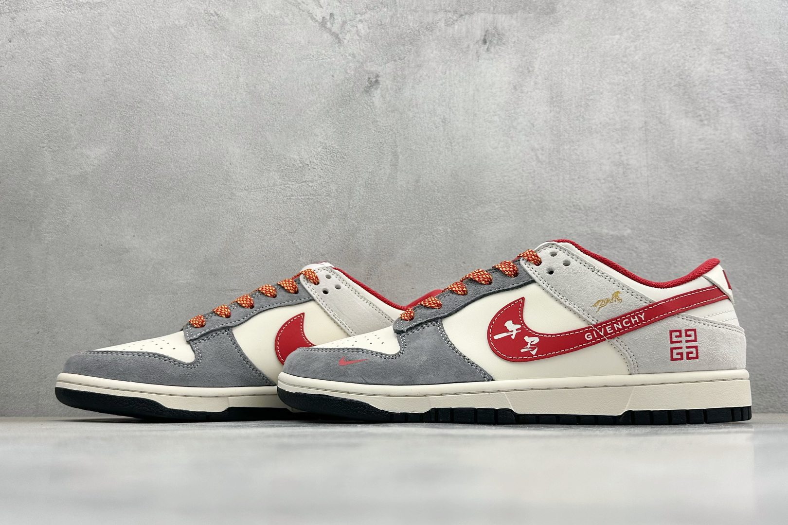 马年限定SB Dunk Low直接美到开挂灰白红撞色搭配细腻麂皮材质 JP2026-112-High Quatity Cheap Brand wholesale wholesaler seller Clothes Bags handbags Sneakers Top Fashion Clothing Shoes from China Factory Chinese suppliers best Quality Beautiful Price 马年限定SB Dunk Low直接美到开挂灰白红撞色搭配细腻麂皮材质 JP2026-112