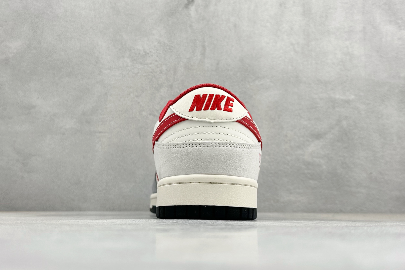 马年限定SB Dunk Low直接美到开挂灰白红撞色搭配细腻麂皮材质 JP2026-112-High Quatity Cheap Brand wholesale wholesaler seller Clothes Bags handbags Sneakers Top Fashion Clothing Shoes from China Factory Chinese suppliers best Quality Beautiful Price 马年限定SB Dunk Low直接美到开挂灰白红撞色搭配细腻麂皮材质 JP2026-112