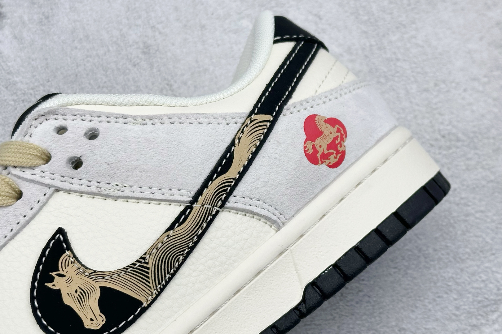 Nike SB Dunk Low 浅米与浅灰的温柔交织碰撞出复古的优雅韵味 LX1988-811 Nike SB Dunk Low 浅米与浅灰的温柔交织碰撞出复古的优雅韵味 LX1988-811