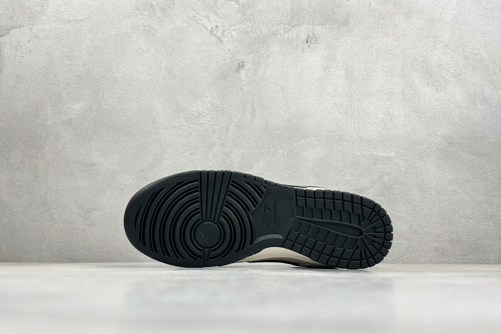 Nike SB Dunk Low 浅米与浅灰的温柔交织碰撞出复古的优雅韵味 LX1988-811 Nike SB Dunk Low 浅米与浅灰的温柔交织碰撞出复古的优雅韵味 LX1988-811