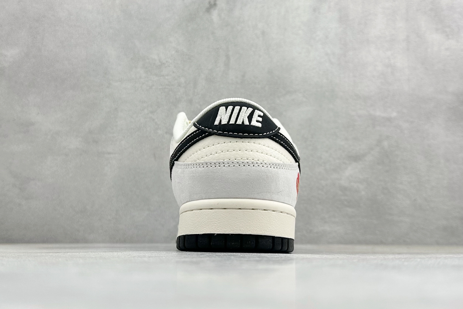 Nike SB Dunk Low 浅米与浅灰的温柔交织碰撞出复古的优雅韵味 LX1988-811 Nike SB Dunk Low 浅米与浅灰的温柔交织碰撞出复古的优雅韵味 LX1988-811
