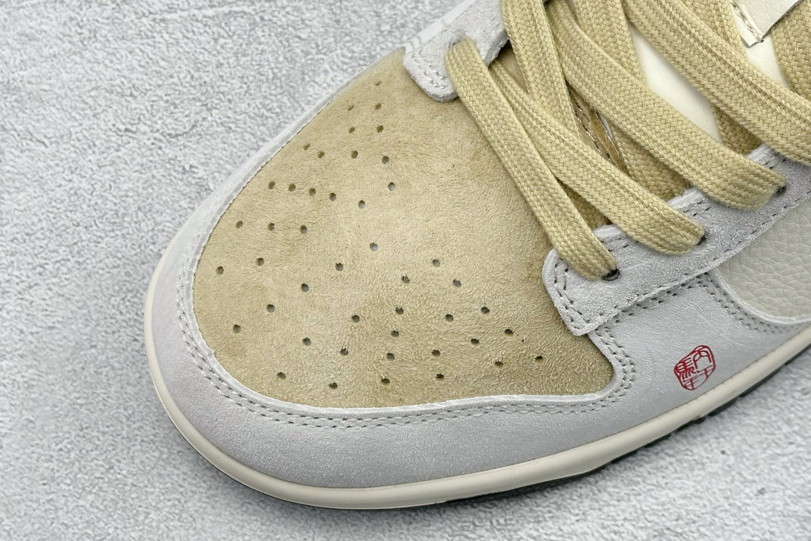 Nike SB Dunk Low 浅米与浅灰的温柔交织碰撞出复古的优雅韵味 LX1988-811 Nike SB Dunk Low 浅米与浅灰的温柔交织碰撞出复古的优雅韵味 LX1988-811