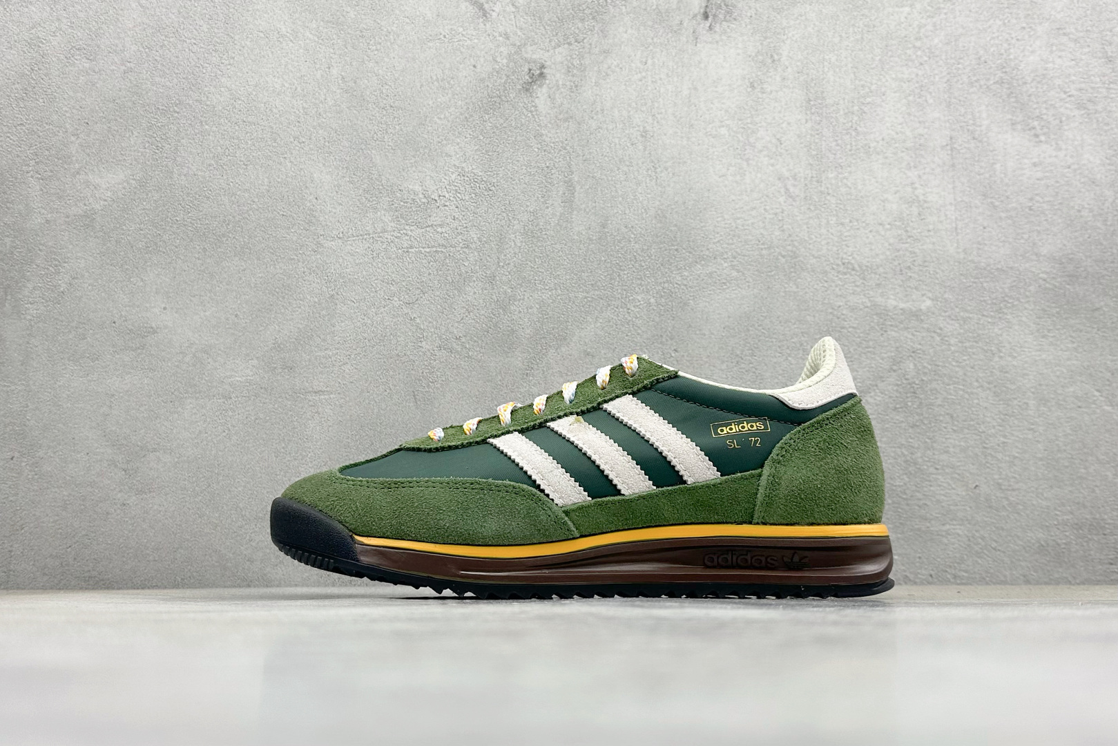 AD Originals SL 72 RS 休闲防滑耐磨低帮板鞋
经典低帮设计和橡胶外底，采用舒爽尼龙鞋面，绒面革饰面和皮革细节
搭载着 Ecotex 鞋舌，更添质感，EVA 中底设计助你舒适出行
货号 ：JR9416
尺码：36-45
编码：29