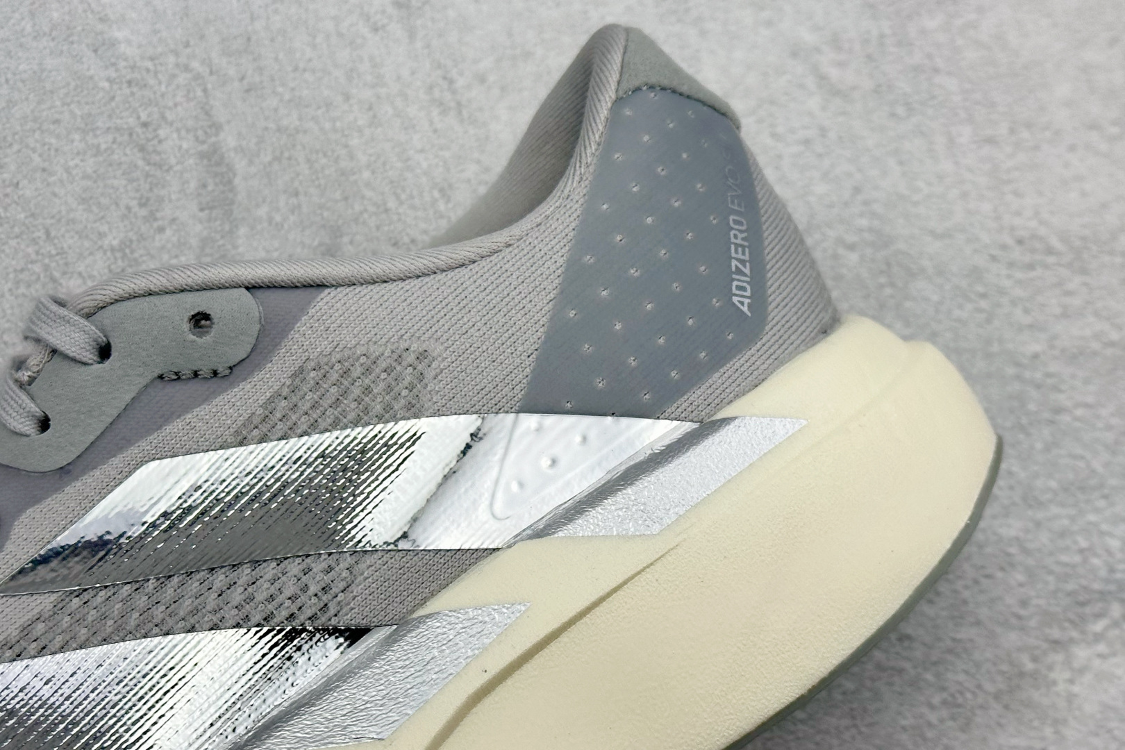 PAdidas Adizero Evo SL 阿迪超轻透气缓震跑鞋 KJ9664 PAdidas Adizero Evo SL 阿迪超轻透气缓震跑鞋 KJ9664
