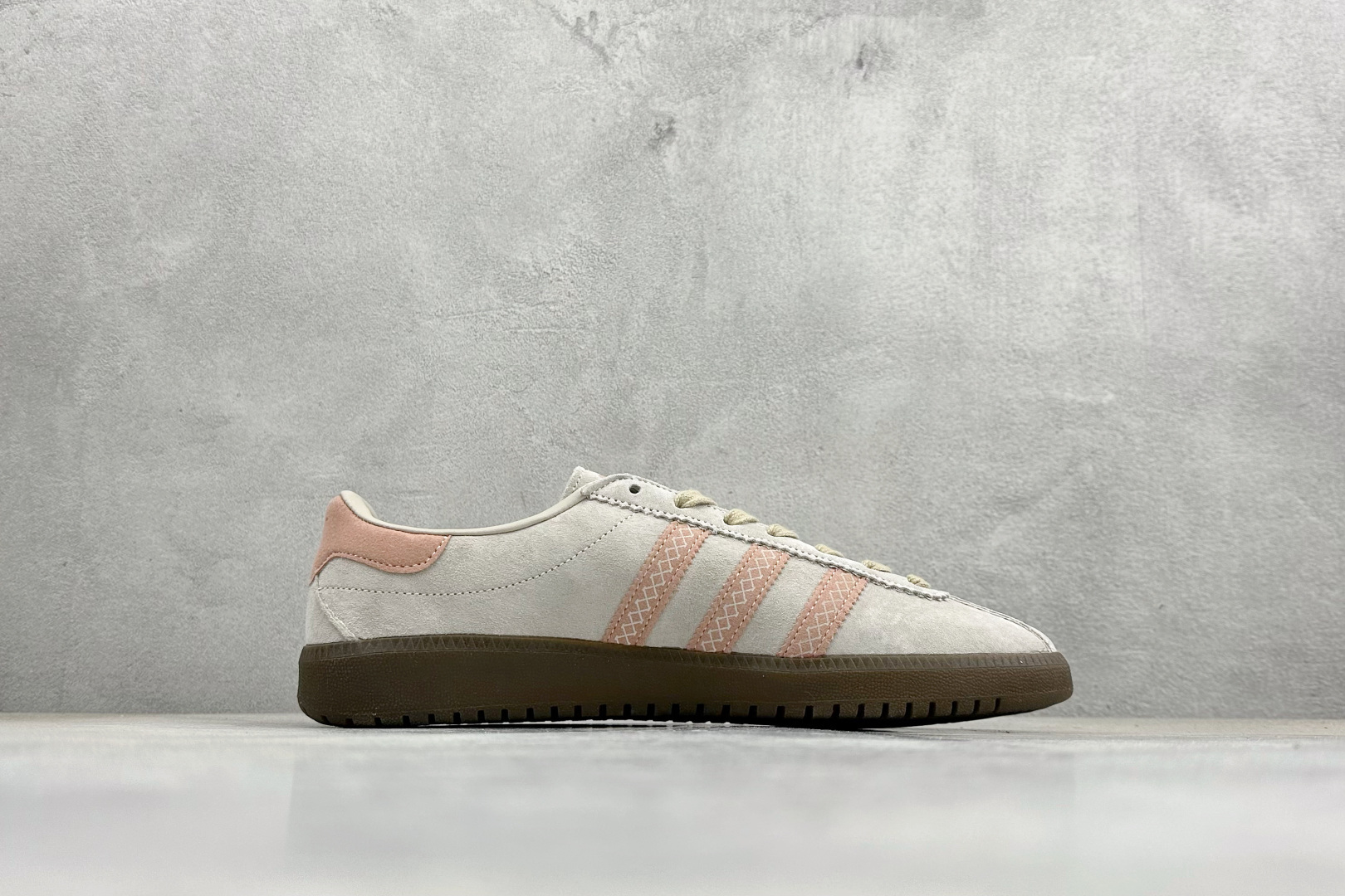GX版Adidas Originals Bermuda 绒面麂皮防滑耐磨轻便低帮板鞋 JS3967 GX版Adidas Originals Bermuda 绒面麂皮防滑耐磨轻便低帮板鞋 JS3967