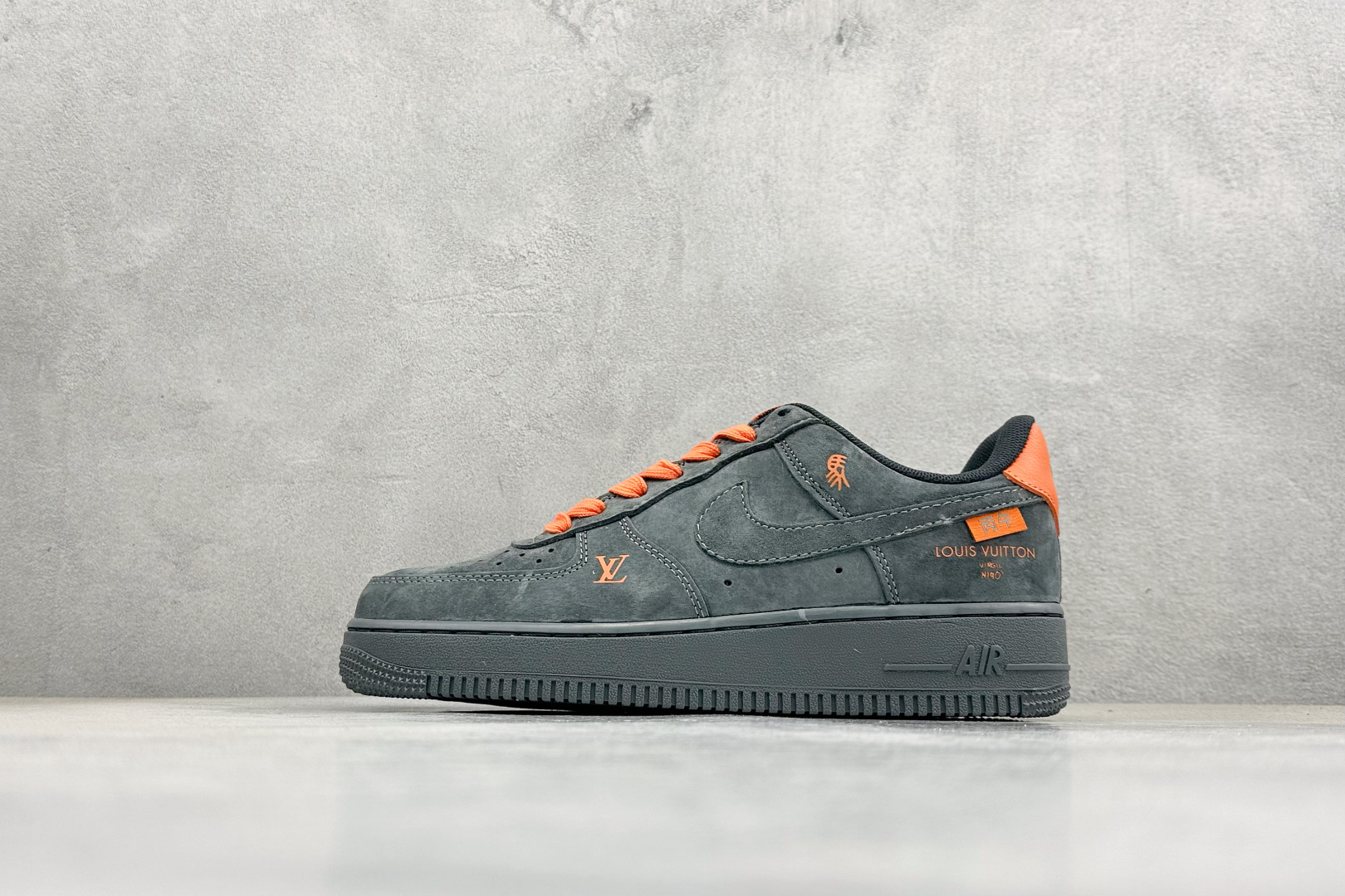 SC版NIke Air Force 1 ’07 Low “马年限定–岩灰缀橙” 空军一号低帮 运动鞋 休闲鞋 FV3694-105 SC版NIke Air Force 1 ’07 Low “马年限定–岩灰缀橙” 空军一号低帮 运动鞋 休闲鞋 FV3694-105