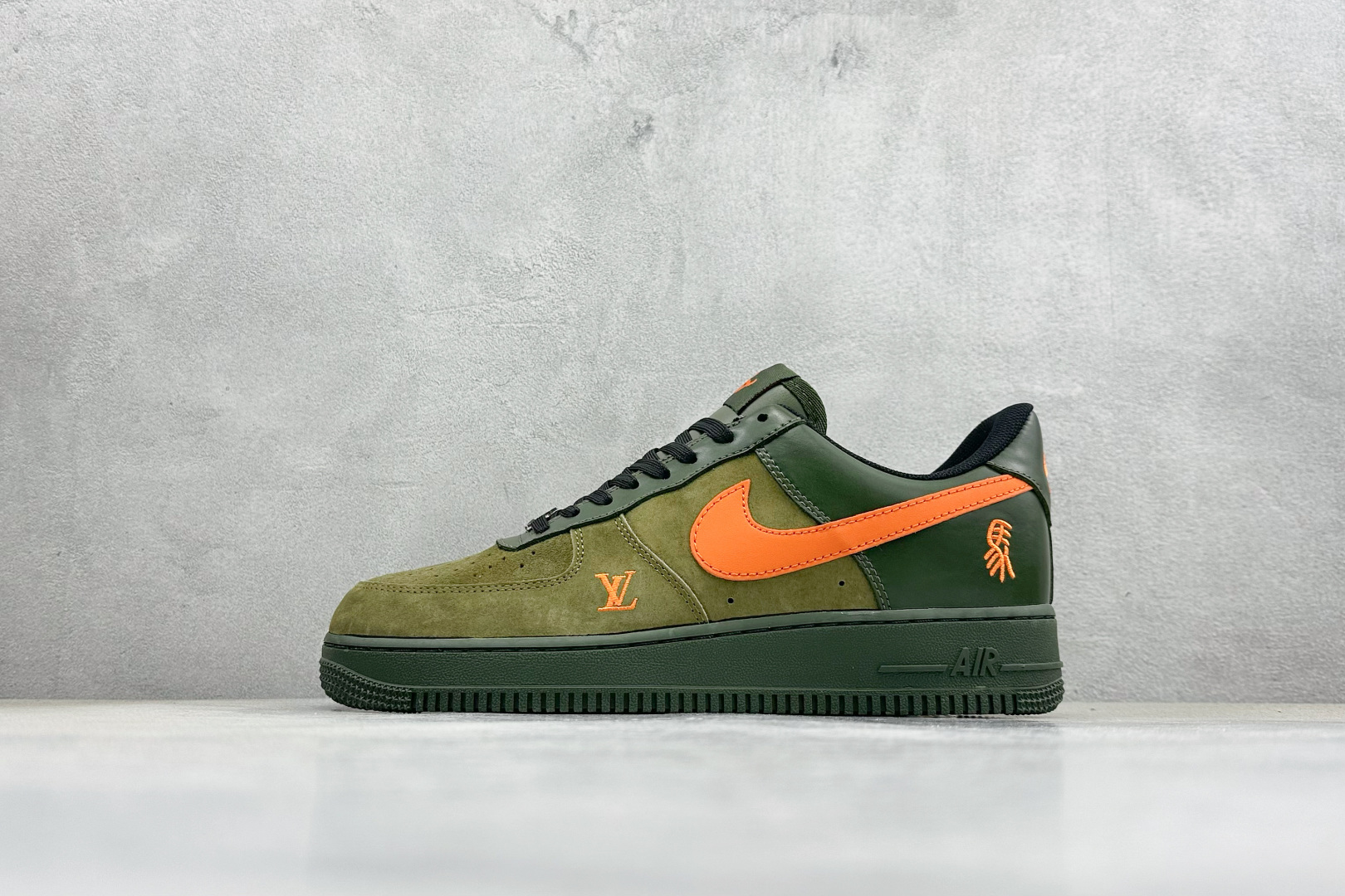 SC版NIke Air Force 1 ’07 Low “马年限定–军绿橙星” 空军一号低帮 运动鞋 XY9025-010 SC版NIke Air Force 1 ’07 Low “马年限定–军绿橙星” 空军一号低帮 运动鞋 XY9025-010
