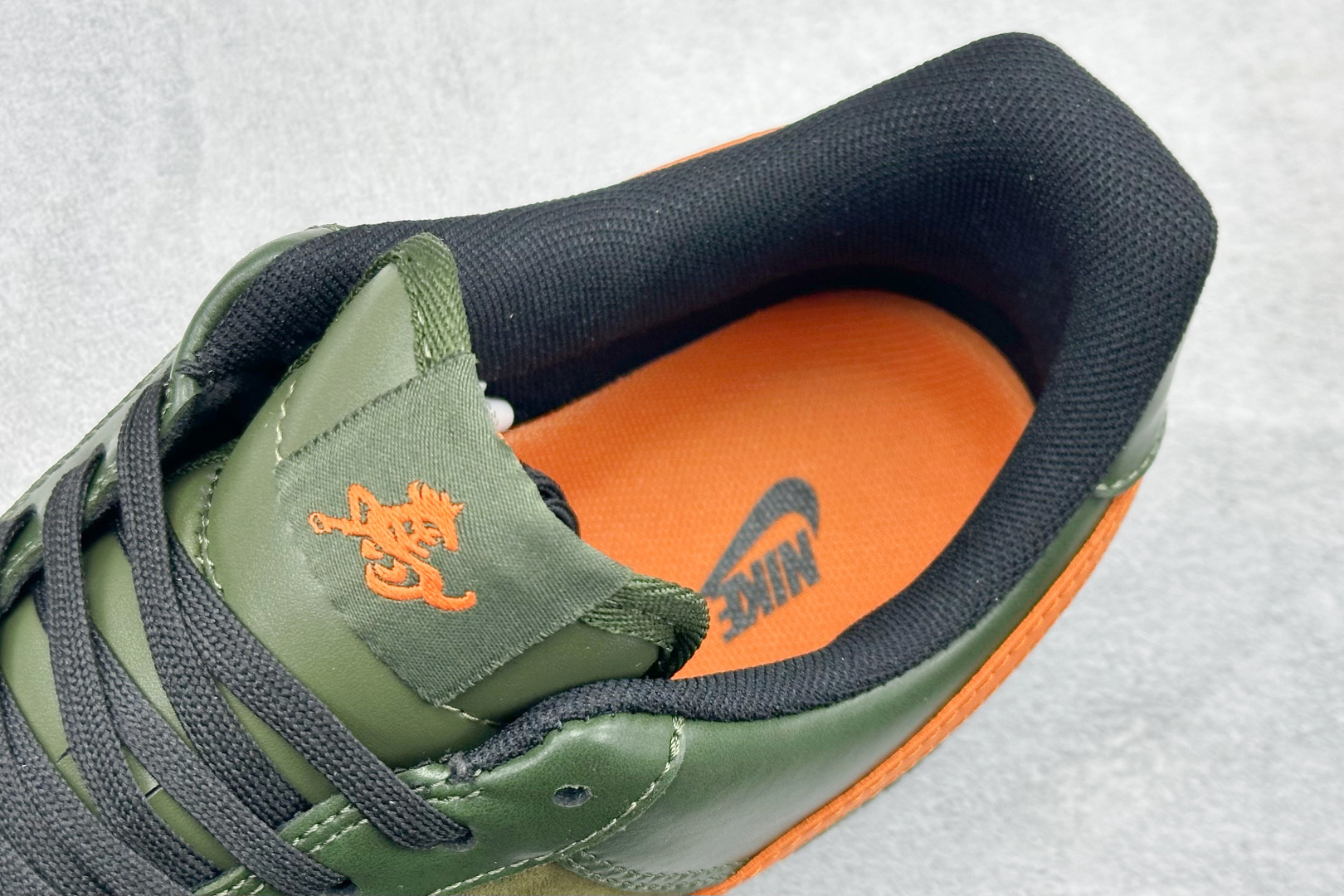 SC版NIke Air Force 1 '07 Low “马年限定--军绿橙星” 空军一号低帮 运动鞋 XY9025-010 SC版NIke Air Force 1 '07 Low “马年限定--军绿橙星” 空军一号低帮 运动鞋 XY9025-010