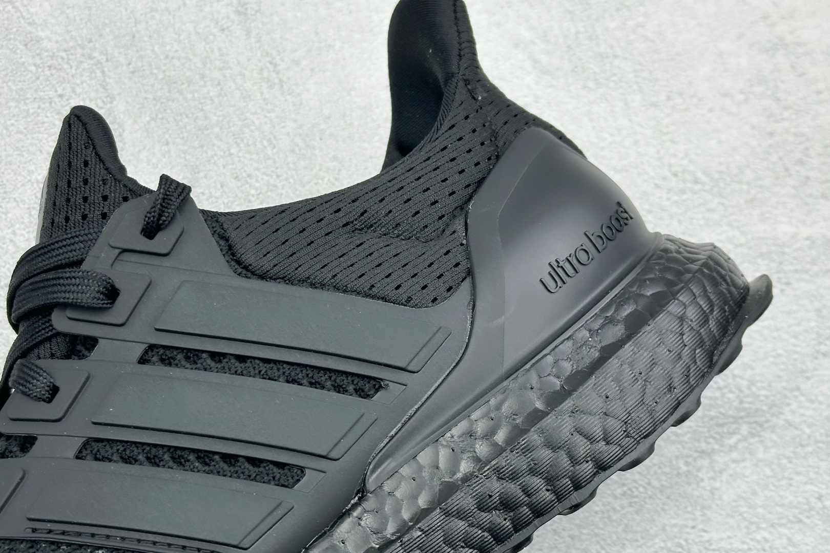 RS版Adidas Ultraboost 阿迪达斯 耐磨缓震休闲运动跑鞋 采用网材搭配反光皮革鞋面 配上