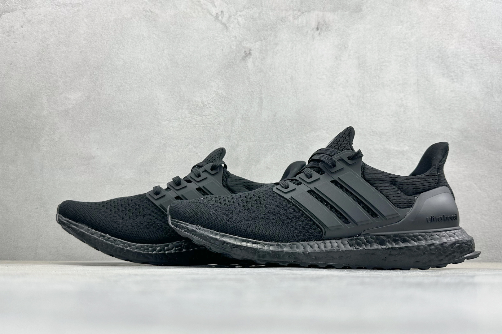RS版Adidas Ultraboost 阿迪达斯 耐磨缓震休闲运动跑鞋 采用网材搭配反光皮革鞋面 配上