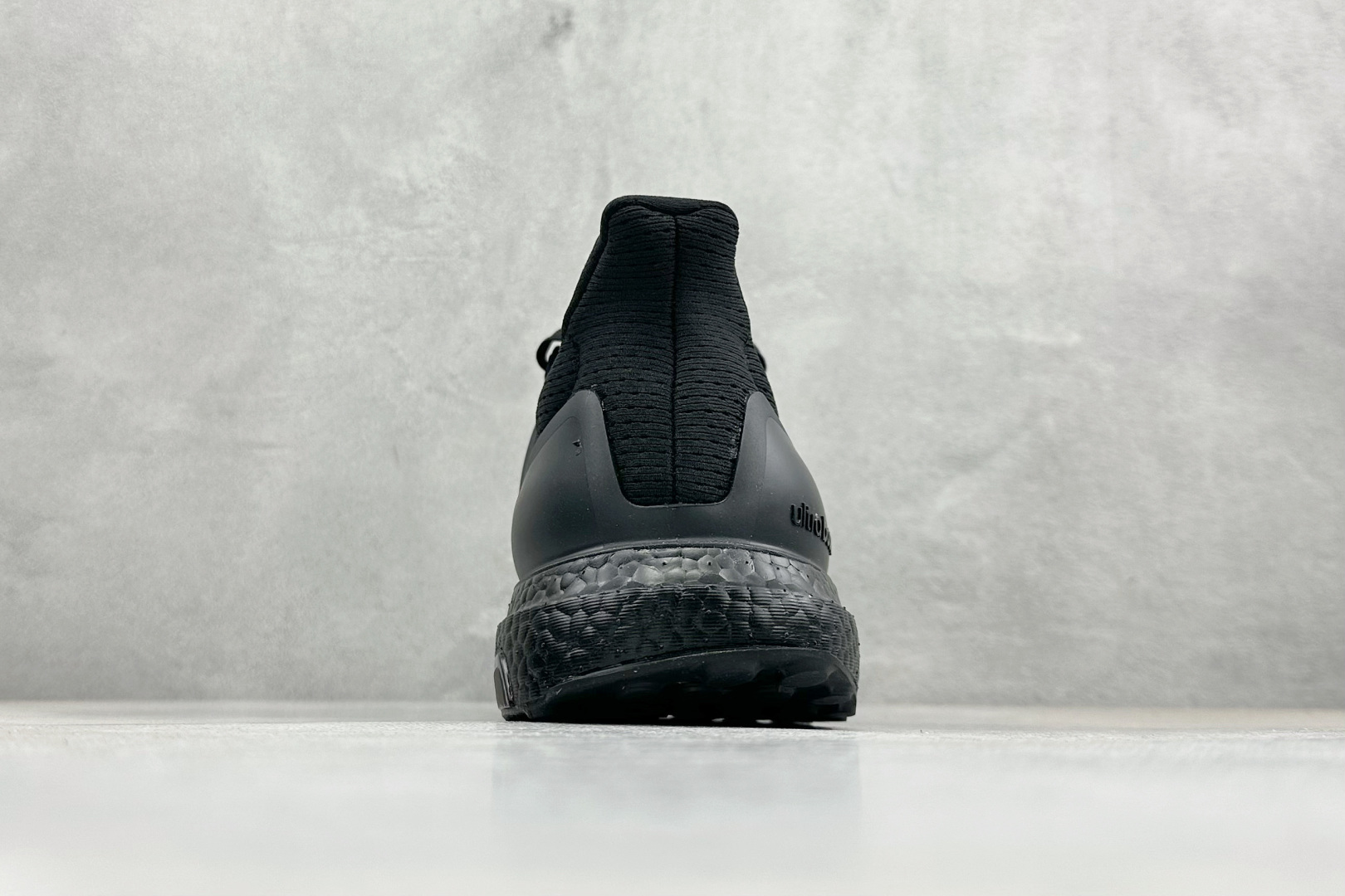 RS版Adidas Ultraboost 阿迪达斯 耐磨缓震休闲运动跑鞋 采用网材搭配反光皮革鞋面 配上