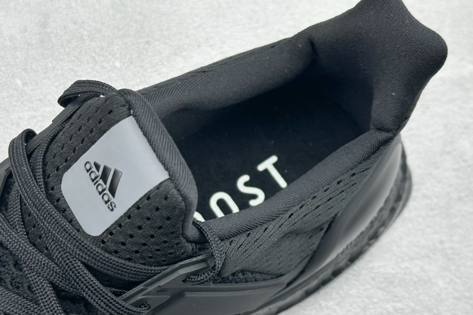RS版Adidas Ultraboost 阿迪达斯 耐磨缓震休闲运动跑鞋 采用网材搭配反光皮革鞋面 配上