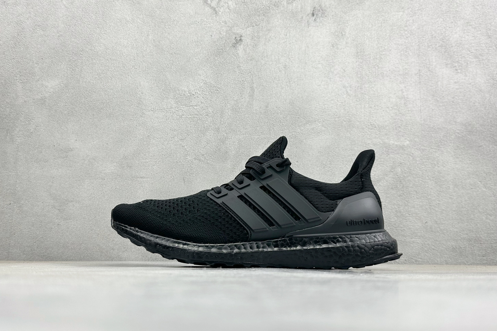 RS版Adidas Ultraboost 阿迪达斯 耐磨缓震休闲运动跑鞋 采用网材搭配反光皮革鞋面 配上