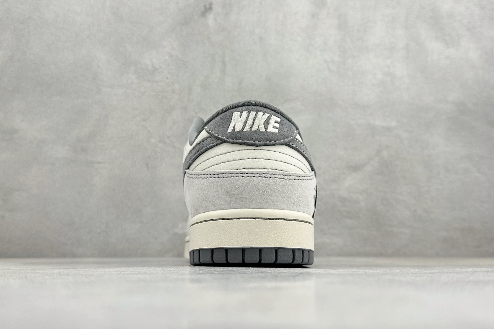 Nike SB Dunk Low“斯图西系列——贴布灰勾” 周年高端定制 低帮休闲板鞋 YX5066-296 Nike SB Dunk Low“斯图西系列——贴布灰勾” 周年高端定制 低帮休闲板鞋 YX5066-296