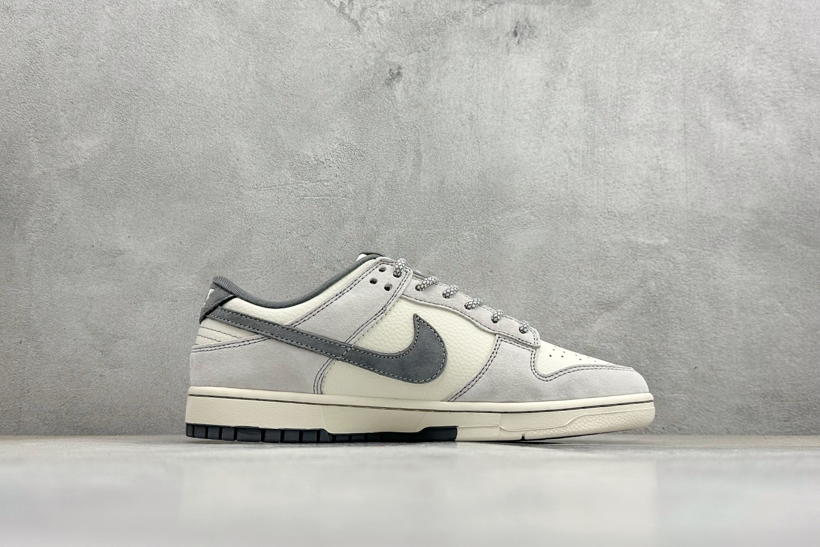 Nike SB Dunk Low“斯图西系列——贴布灰勾” 周年高端定制 低帮休闲板鞋 YX5066-296 Nike SB Dunk Low“斯图西系列——贴布灰勾” 周年高端定制 低帮休闲板鞋 YX5066-296