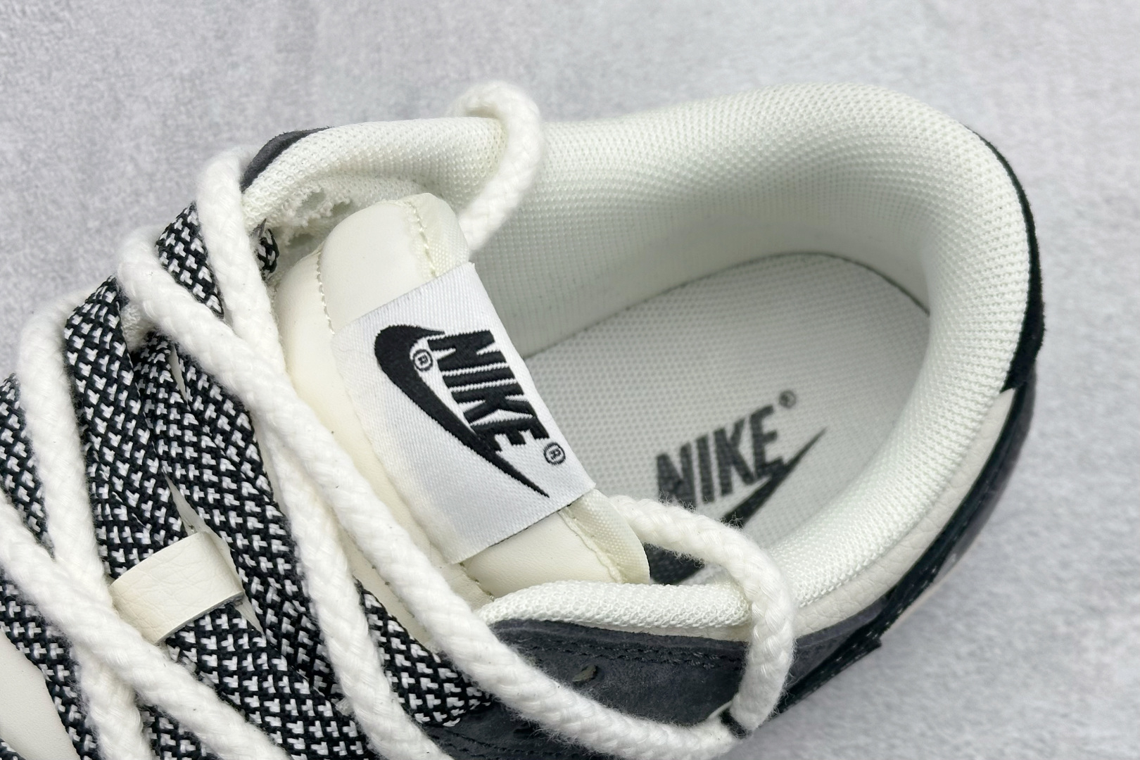 Nike SB Dunk Low “暴力熊联名——绑带猪八米黑” 高端定制 低帮休闲板鞋 YX5066-246 Nike SB Dunk Low “暴力熊联名——绑带猪八米黑” 高端定制 低帮休闲板鞋 YX5066-246