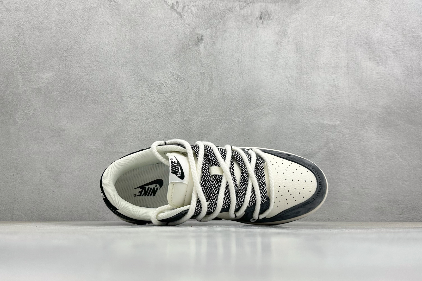 Nike SB Dunk Low “暴力熊联名——绑带猪八米黑” 高端定制 低帮休闲板鞋 YX5066-246 Nike SB Dunk Low “暴力熊联名——绑带猪八米黑” 高端定制 低帮休闲板鞋 YX5066-246