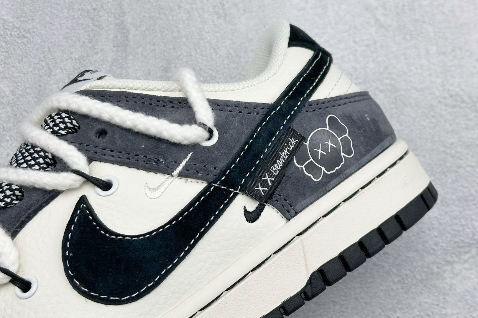 Nike SB Dunk Low “暴力熊联名——绑带猪八米黑” 高端定制 低帮休闲板鞋 YX5066-246 Nike SB Dunk Low “暴力熊联名——绑带猪八米黑” 高端定制 低帮休闲板鞋 YX5066-246