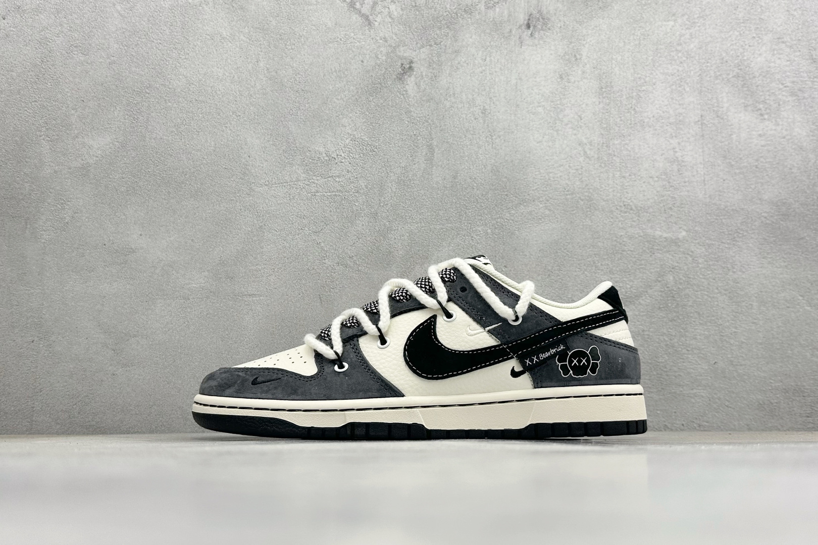 Nike SB Dunk Low “暴力熊联名——绑带猪八米黑” 高端定制 低帮休闲板鞋 YX5066-246 Nike SB Dunk Low “暴力熊联名——绑带猪八米黑” 高端定制 低帮休闲板鞋 YX5066-246