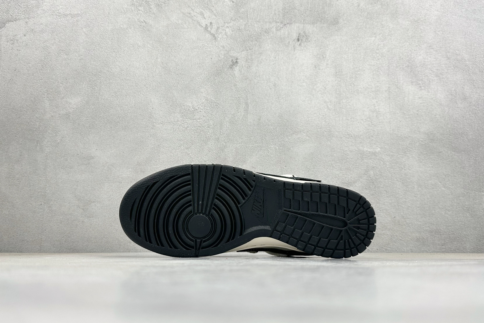 Nike SB Dunk Low “暴力熊联名——绑带猪八米黑” 高端定制 低帮休闲板鞋 YX5066-246 Nike SB Dunk Low “暴力熊联名——绑带猪八米黑” 高端定制 低帮休闲板鞋 YX5066-246