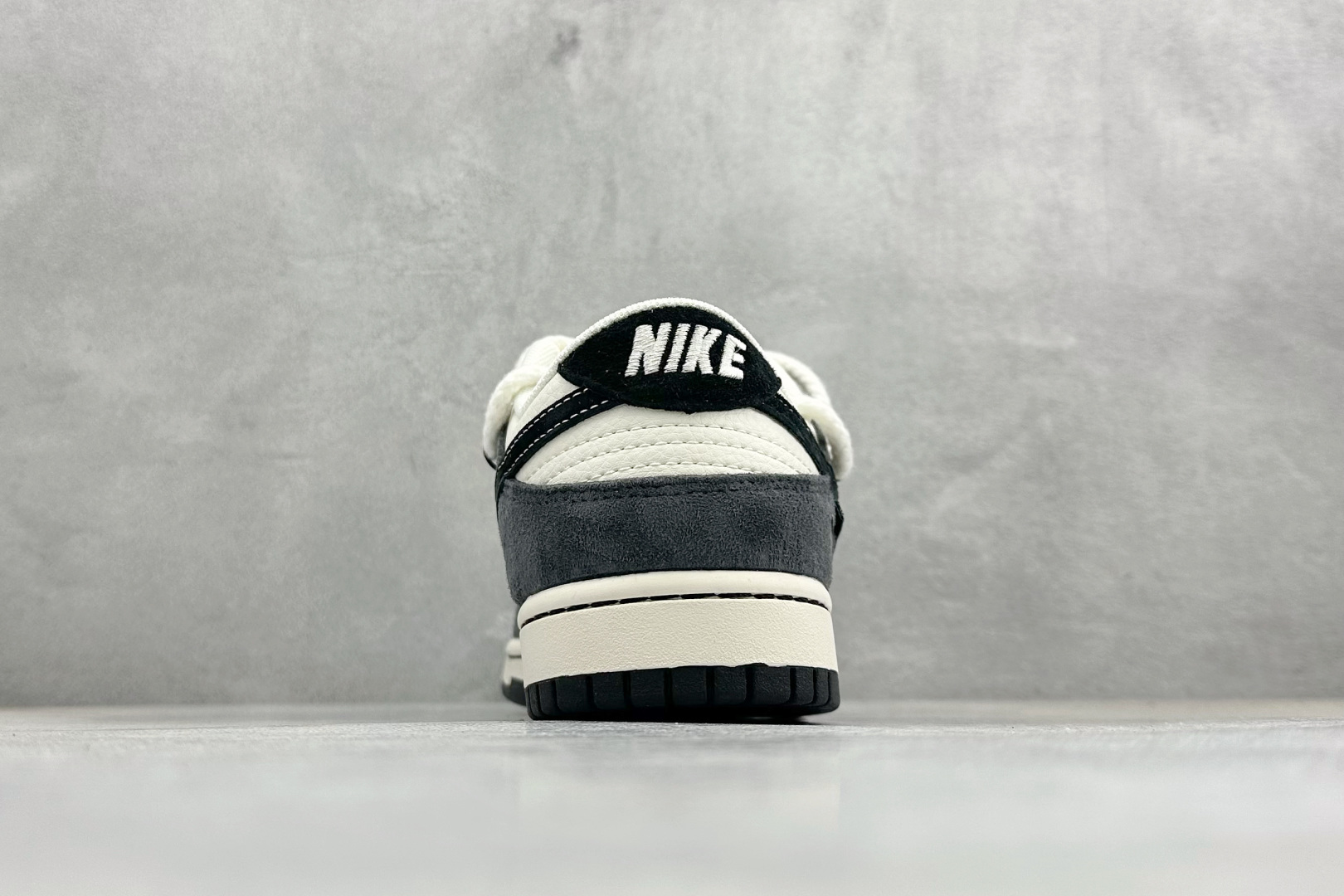 Nike SB Dunk Low “暴力熊联名——绑带猪八米黑” 高端定制 低帮休闲板鞋 YX5066-246 Nike SB Dunk Low “暴力熊联名——绑带猪八米黑” 高端定制 低帮休闲板鞋 YX5066-246