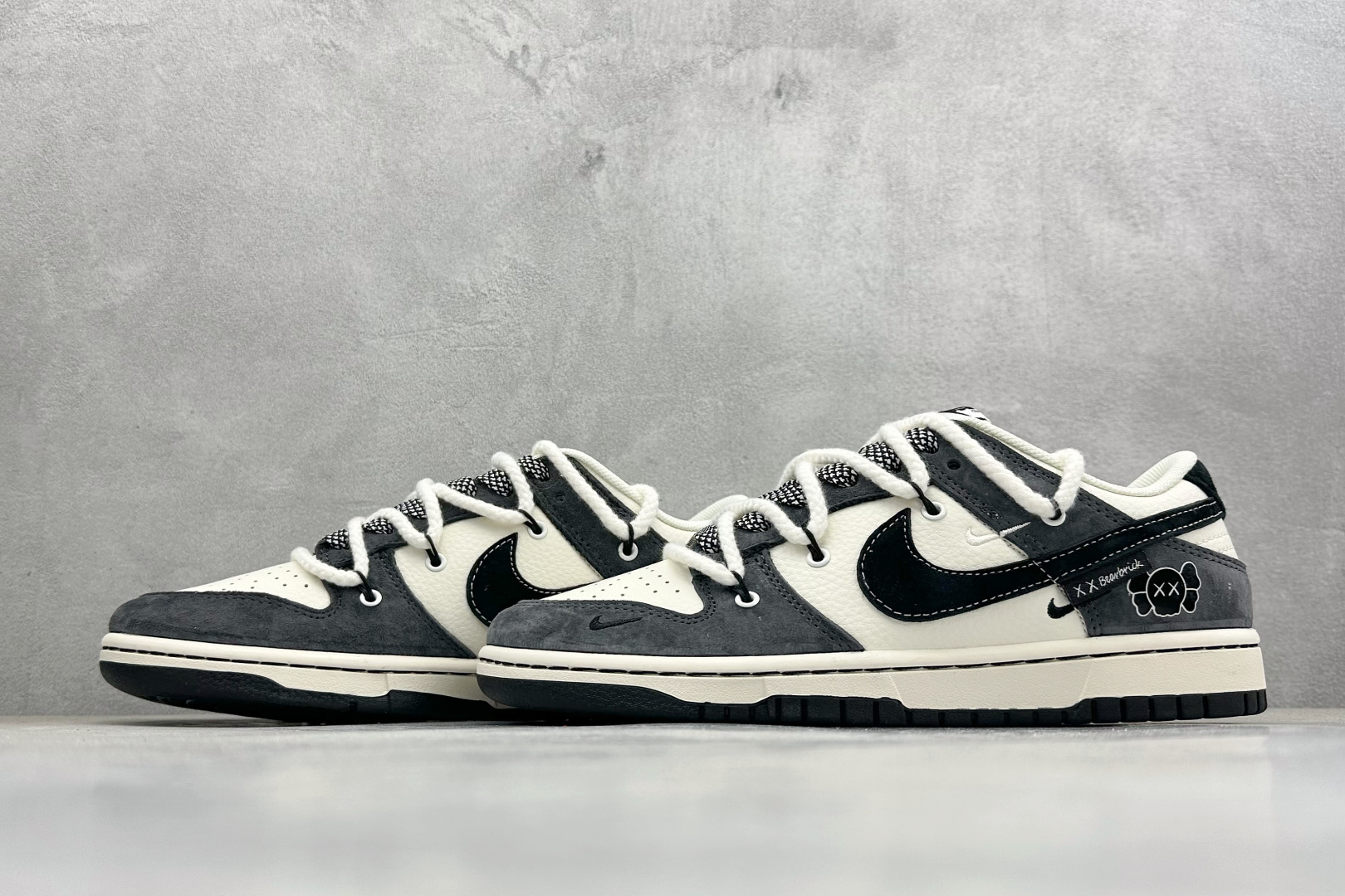 Nike SB Dunk Low “暴力熊联名——绑带猪八米黑” 高端定制 低帮休闲板鞋 YX5066-246 Nike SB Dunk Low “暴力熊联名——绑带猪八米黑” 高端定制 低帮休闲板鞋 YX5066-246