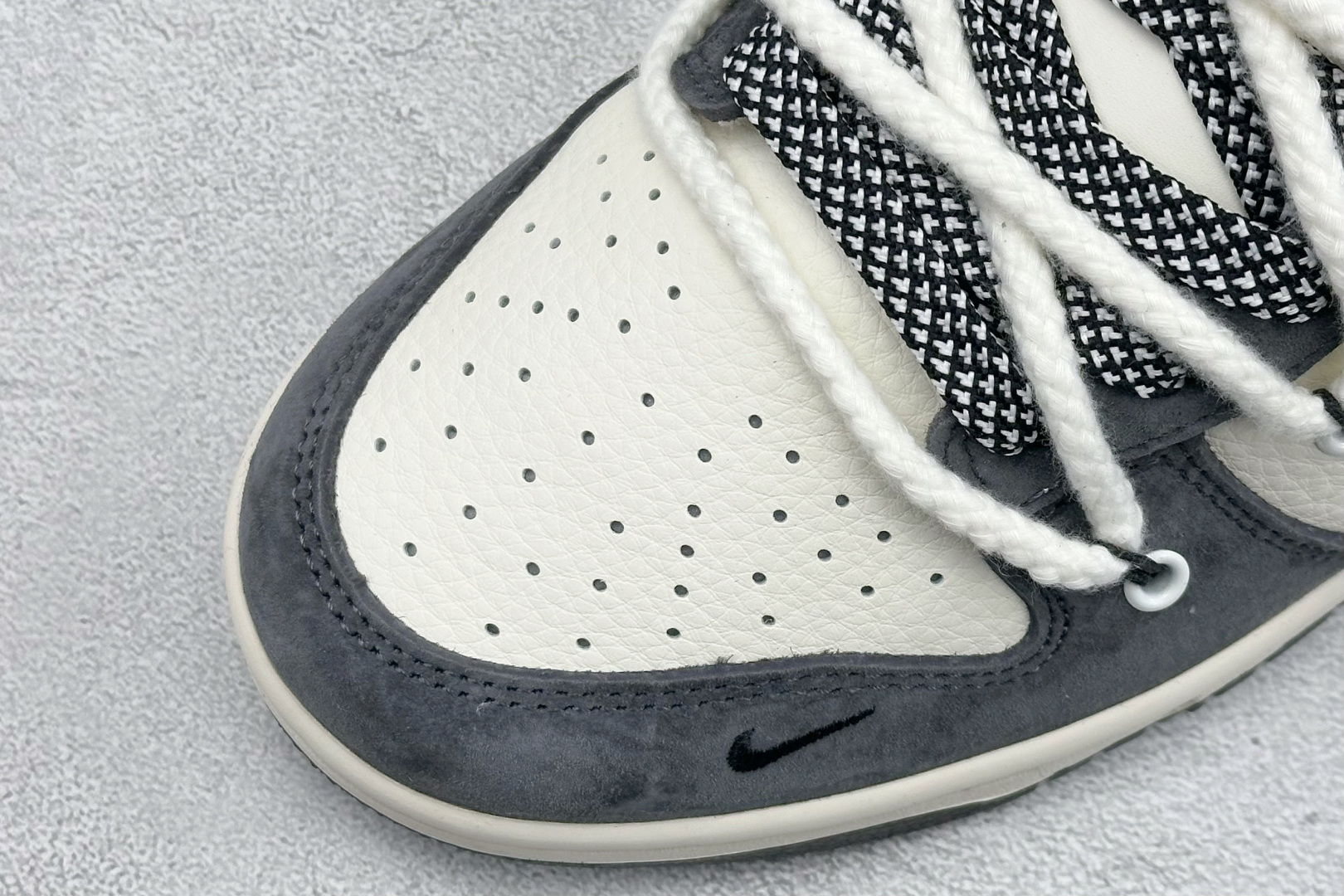 Nike SB Dunk Low “暴力熊联名——绑带猪八米黑” 高端定制 低帮休闲板鞋 YX5066-246 Nike SB Dunk Low “暴力熊联名——绑带猪八米黑” 高端定制 低帮休闲板鞋 YX5066-246
