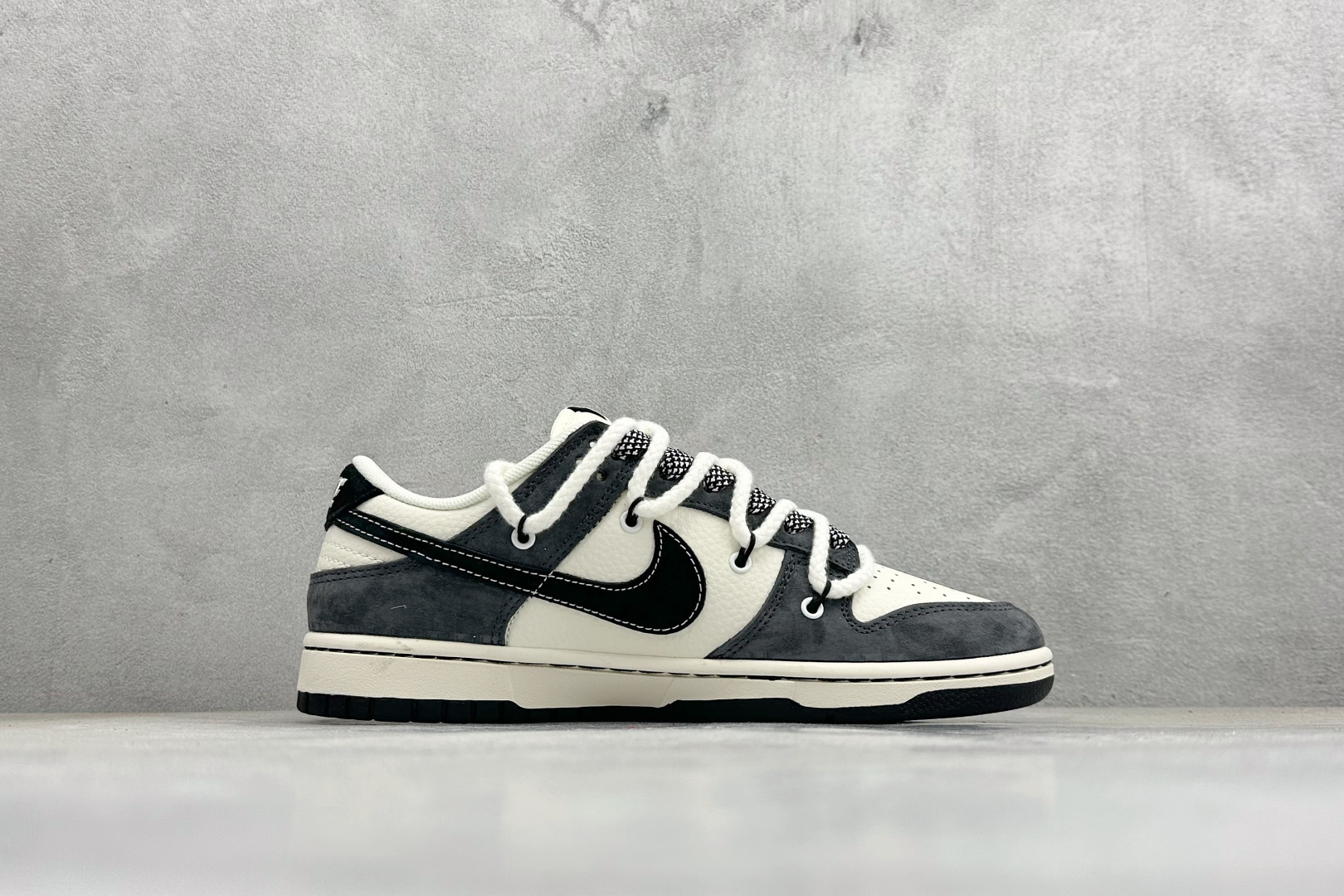 Nike SB Dunk Low “暴力熊联名——绑带猪八米黑” 高端定制 低帮休闲板鞋 YX5066-246 Nike SB Dunk Low “暴力熊联名——绑带猪八米黑” 高端定制 低帮休闲板鞋 YX5066-246